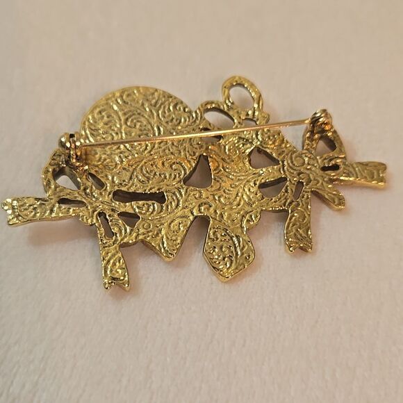 Sewing Gold Brooch - Picture 2 of 5
